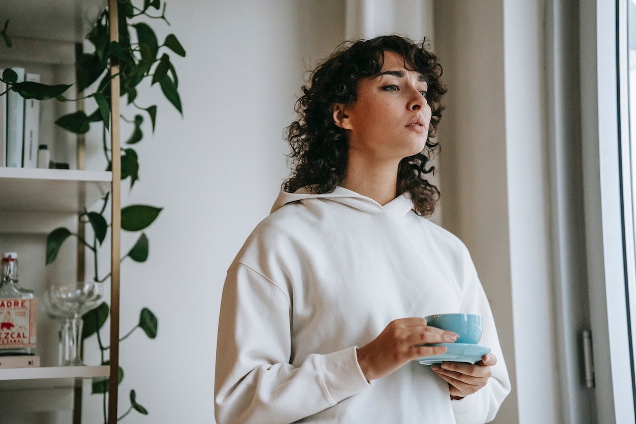 woman taking kratom for substance use disorder in her tea